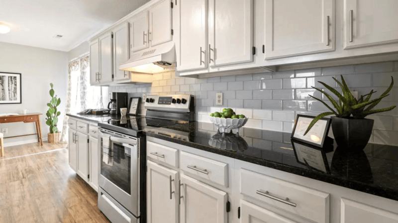 Benefits of a Kitchen with White Cabinets and Black Countertops